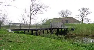 De batterij met brug
