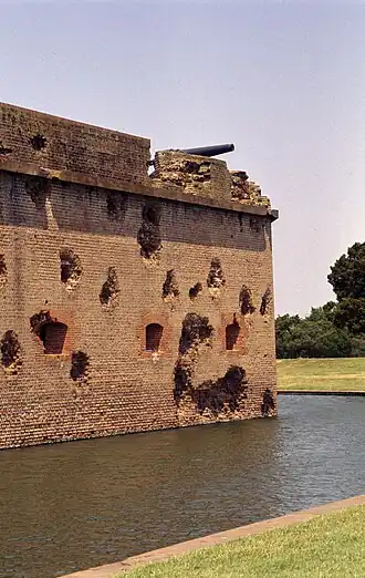 De beschadigde muur van het fort
