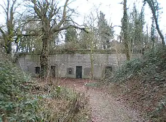 Een wachthuis annex remise op het fortterrein