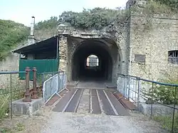 Toegangspoort en de gedekte weg die leidt naar de centrale binnenplaats (cour centrale)