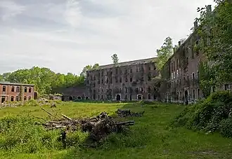 binnenplaats met kazernegebouwen