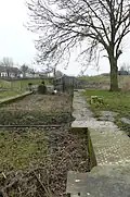 Zicht vanaf de volgestorte benedensluis naar de bovensluis
