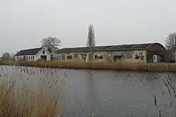 Loodsen achter het fort met links de genieloods