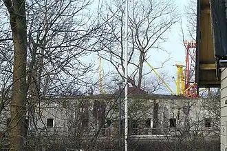 Op het frontgebouw van het Fort bij Velsen is nog net de oude roestbruine geschutkoepel zichtbaar.