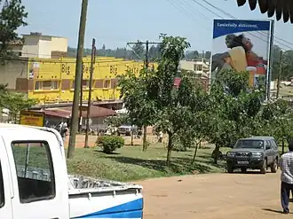 De Kasese Road die Fort Portal van noord naar zuid doorkruist.
