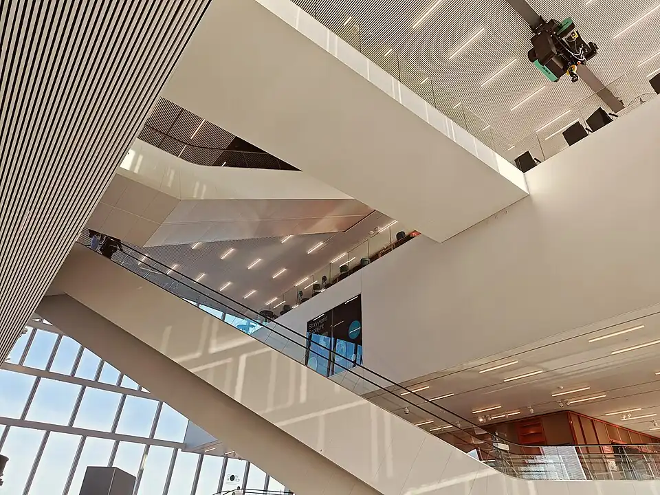 Centrale hal met de verschillende kruisende roltrappen