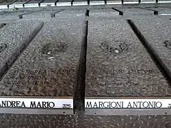 Grafzerken met naam, foto, geboortejaar en beroep van het slachtoffer.