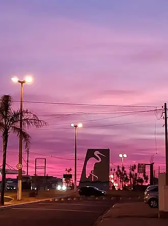 Het symbool en naamgever van de gemeente: de reiger (garça), op de rotonde pq. Santa Maria in Garça
