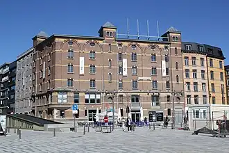 Het FotoMuseum gezien vanaf de gedempte Zuiderdokken