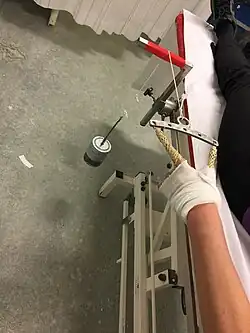 Kabeltrekkous met "Chinese vingers" voor repositie