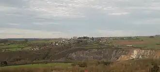 Rotswand van Belle-Roche en erboven het dorp Fraiture