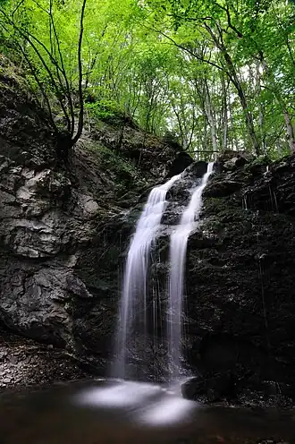 waterval op de Achladoremos, Frakto-woud, Nationaal park Rodopegebergte