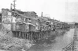 Huizen langs de rivier tijdens de Japanse bezetting van Korea (1910-1945)