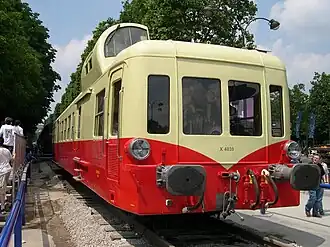 X 4039 tijdens een tentoonstelling op de Champs-Élysées