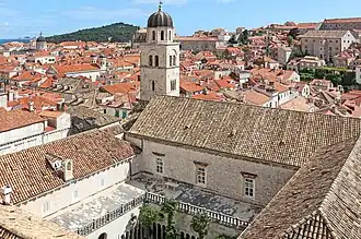Deel van het kloostercomplex en haar Klokkentoren, waarop ook één van de kruisgangen met binnentuin te zien is