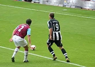 Xisco (rechts, in het zwart/wit)