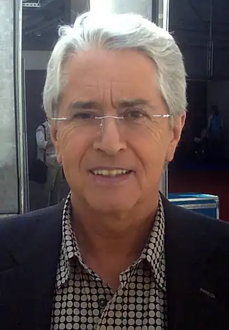 Frank Elstner heeft sinds zijn geboorte microftalmie aan zijn rechteroog en draagt een oogprothese