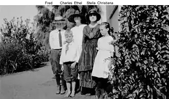 Fred (met hoed) met zijn broer en zussen