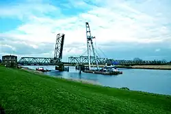 Het brugdeel hangt in de hefbok Triton om een doorgang te verbreden.