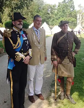 Burgemeester Naafs (in het midden ) bij Huis Doorn, waar hij het Living History-evenement opende (mei 2018)