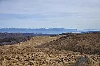zicht op het Meer van Ohrid vanuit Nationaal park Shebenik-Jabllanicë