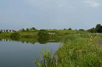 Het Muizenfort gezien vanaf de Naardertrekvaart. Van deze zijde is het fort opgegaan in het landschap en is daardoor moeilijk te zien.
