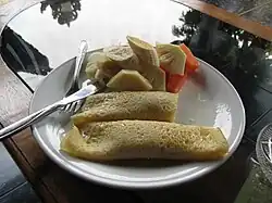 Bananen­pannen­koekjes met fruit: een typisch ontbijt voor toeristen in Zuidoost-Azië