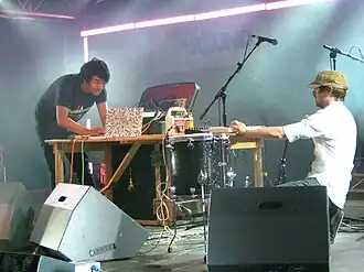 Fuck Buttons tijdens een optreden op het festival Summer Sundae in 2008.