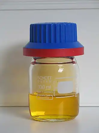 {Rokend, bijna 100% zuiver salpeterzuur