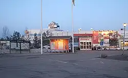 Het parkeerterrein aan de westzijde van het brugrestaurant