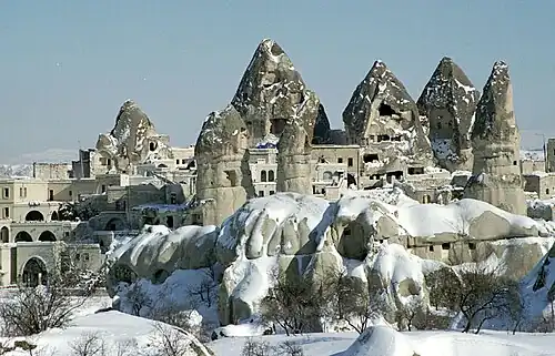 Grotwoningen en moderne huizen