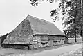 Grote saskische landbouwschuur, aan beide uiteinden schilddaken met riet gedekt