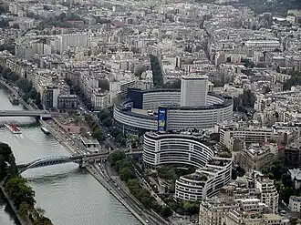 Het Maison de Radio France vanaf de Eiffeltoren