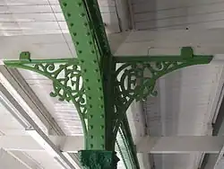 Het GER monogram van dichtbij bovenaan de kolommen vlak onder de spanten van de kap