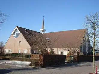 De kerk vanaf het parkeerterrein