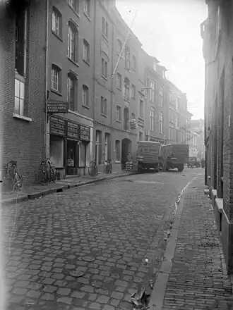 De straat omstreeks 1935