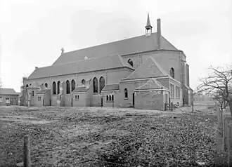 De toen net gebouwde kerk in 1950, bezien vanuit de hoek Citroenvlinderstraat/Heiweg