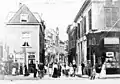 Het kruispunt van de Houtstraat en Broerstraat (rechts) omstreeks 1887, gezien in de richting van de Bloemerstraat. Café Poelen (links op de foto) stond aan Houtstraat 1
