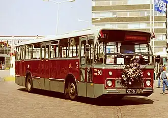 De eerste donkerrode standaarstadsbus 301 van de GVB (Amsterdam), bouwjaar 1966
