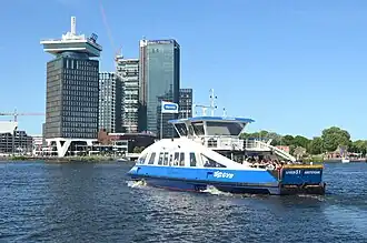 Veerpont van het GVB gezien vanaf de De Ruijterkade