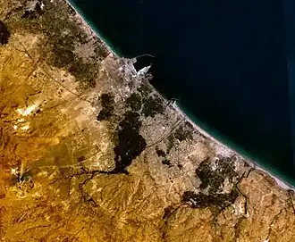 Satellietfoto van Gabès, gemaakt door NASA Landsat op een hoogte van ca. 20.000 m