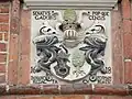 Reliëf met het stadswapen van Gadebusch aan de gevel van het stadhuis