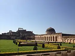 Gagan Mahal met tuin in het Bijapur Fort