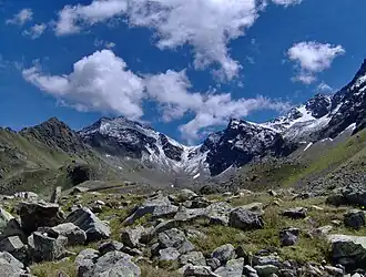 De Gaiskogel (links) nabij Kühtai. Linksonder van de top het bergstation van de Drei-Seen-Bahn