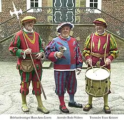 Herauten in traditioneel kostuum bij het aankondigen van de jaarlijkse Galli-Markt