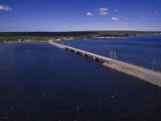 Zicht op de Gander Bay Causeway (NL-331)