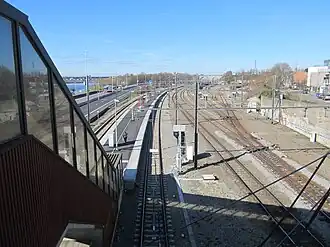 Zicht op de perrons in 2021