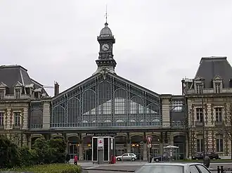 Het station van Roubaix met het metrostation op de voorgrond