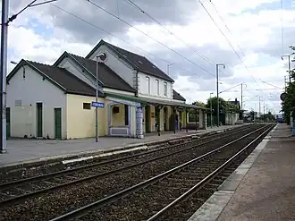 Zicht over het perron, met het stationsgebouw.