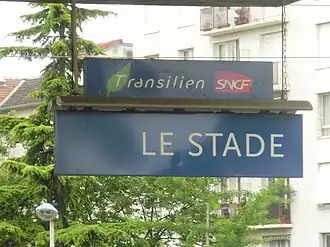 Bord met stationsnaam erop.